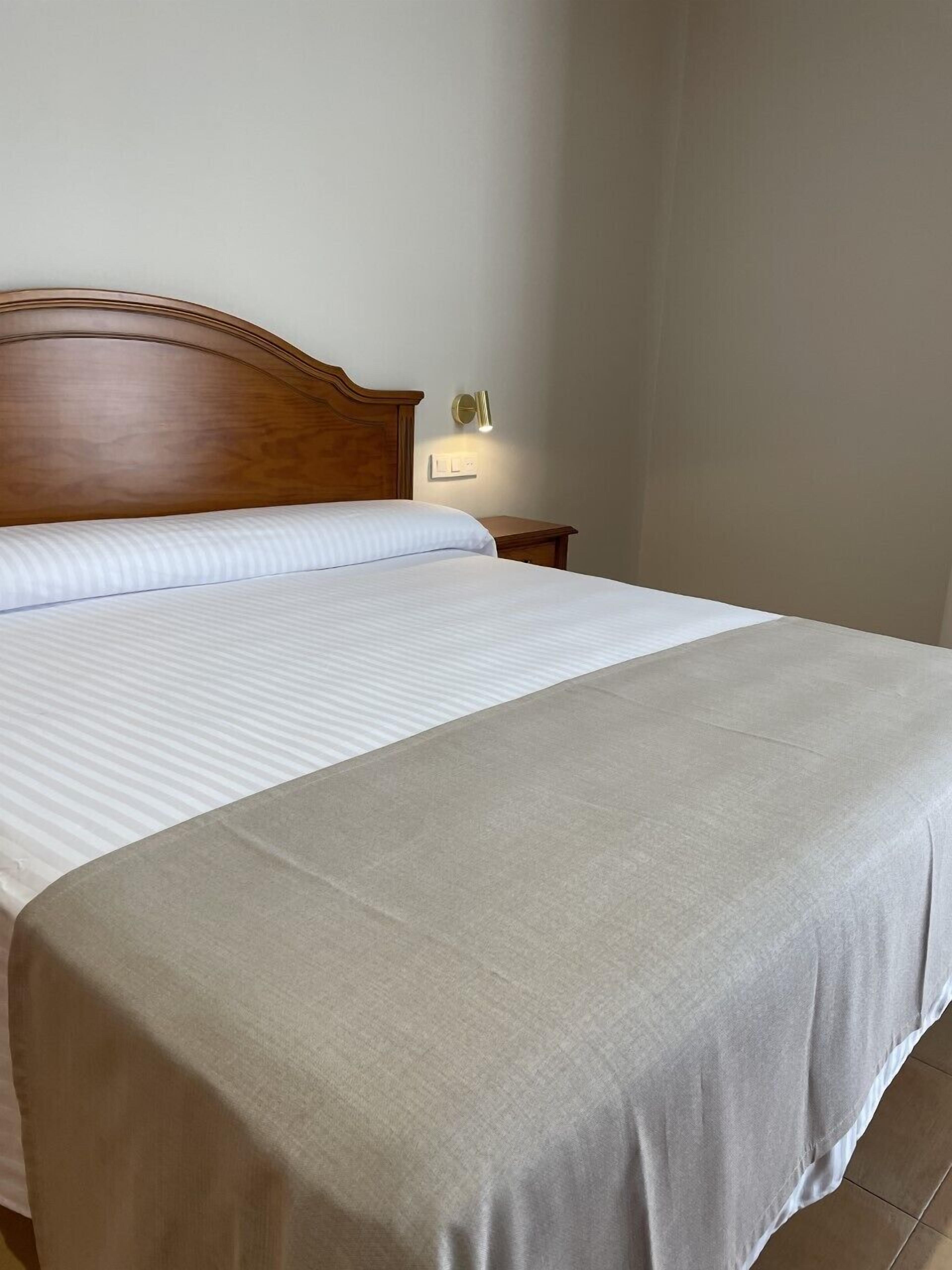 standard double room | 1 bedroom, minibar, in-room safe, desk