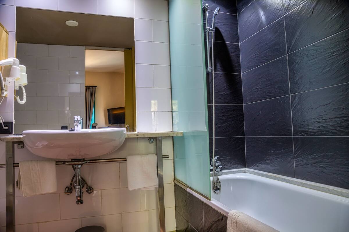 double room, ensuite, city view | bathroom