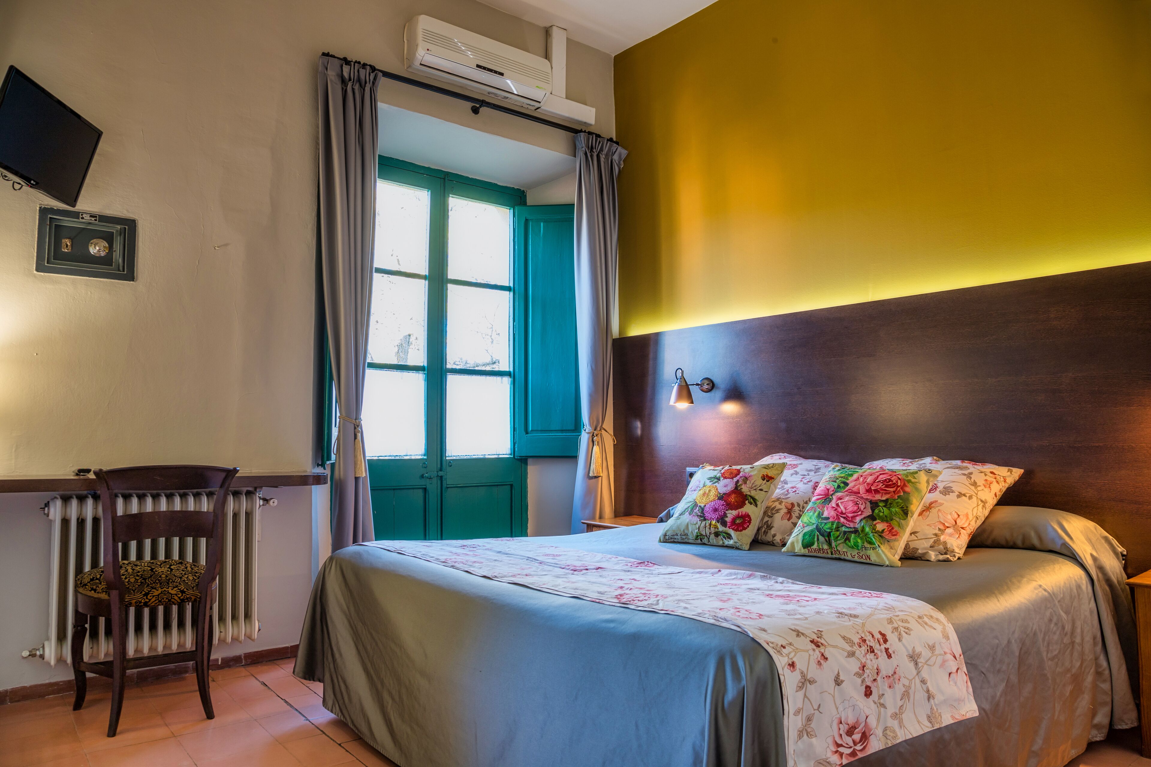 traditional double room, ensuite, garden view | interior