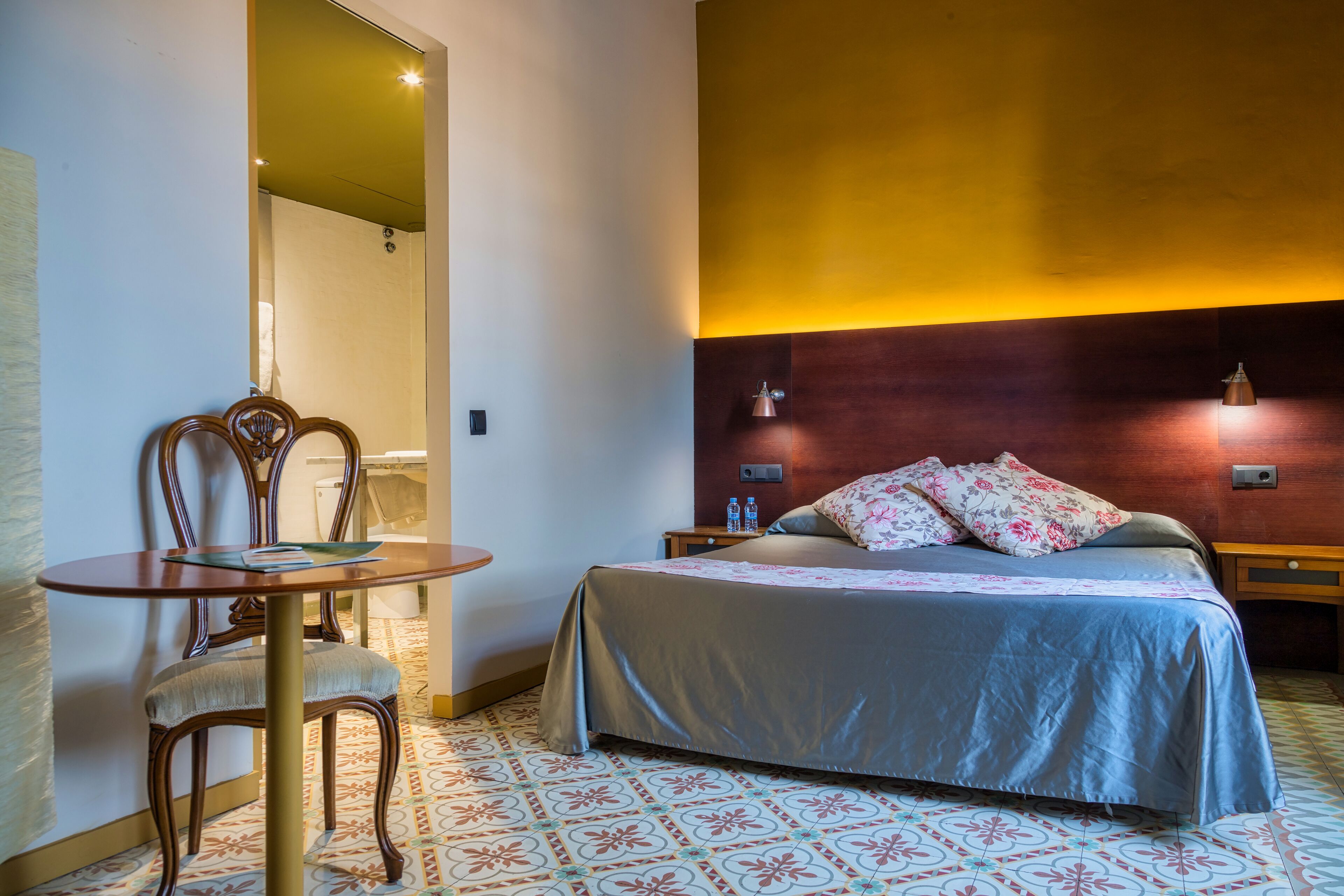 double room, ensuite, city view | interior