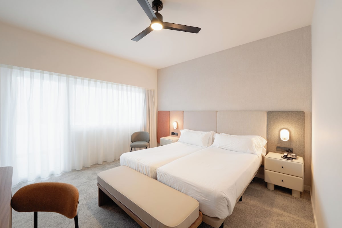 Standardrum - terrass - utsikt mot staden | Minibar, värdeförvaringsskåp på rummet och skrivbord