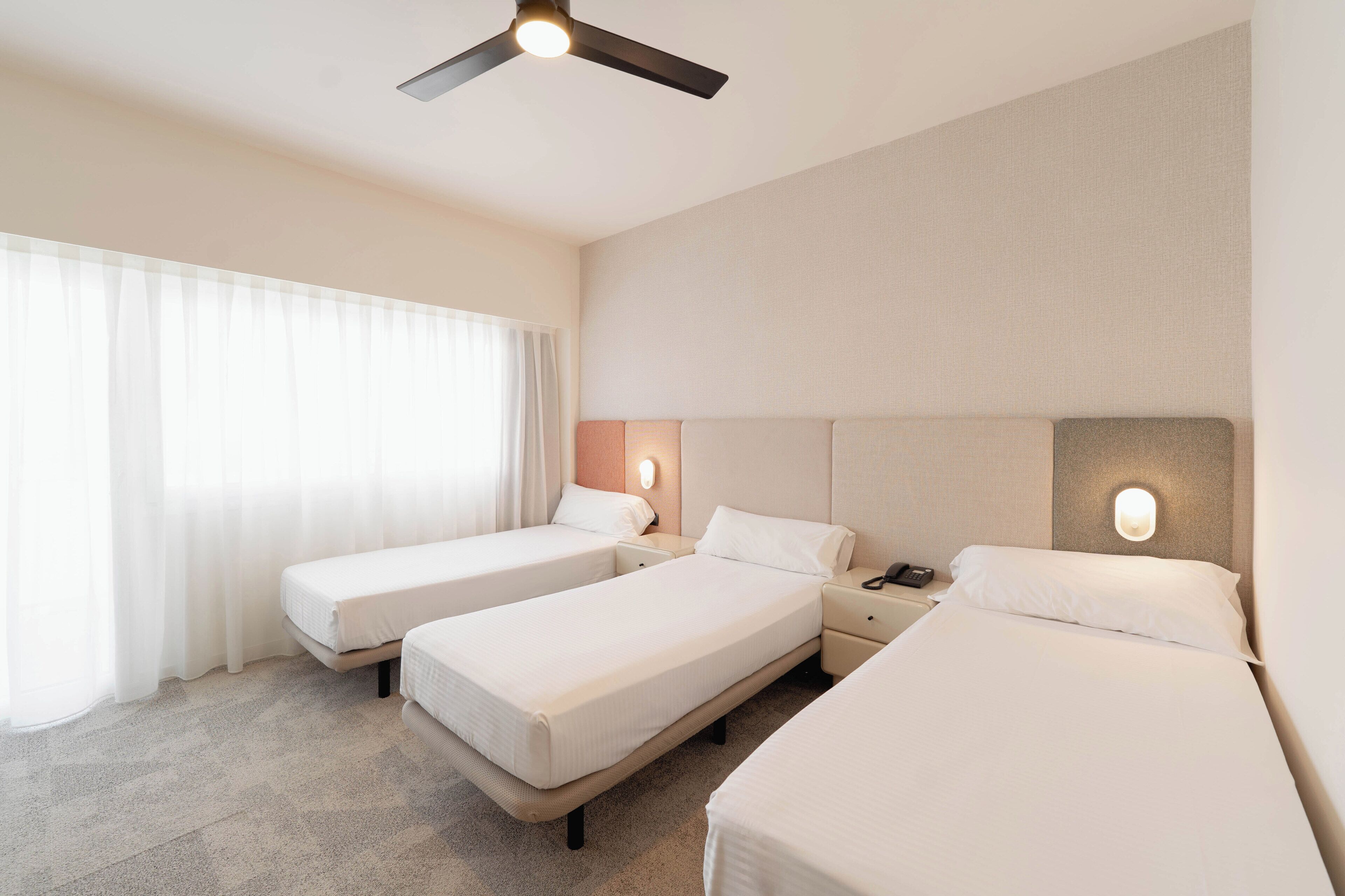 Standardrum - terrass - utsikt mot staden (3 Adults) | Minibar, värdeförvaringsskåp på rummet och skrivbord