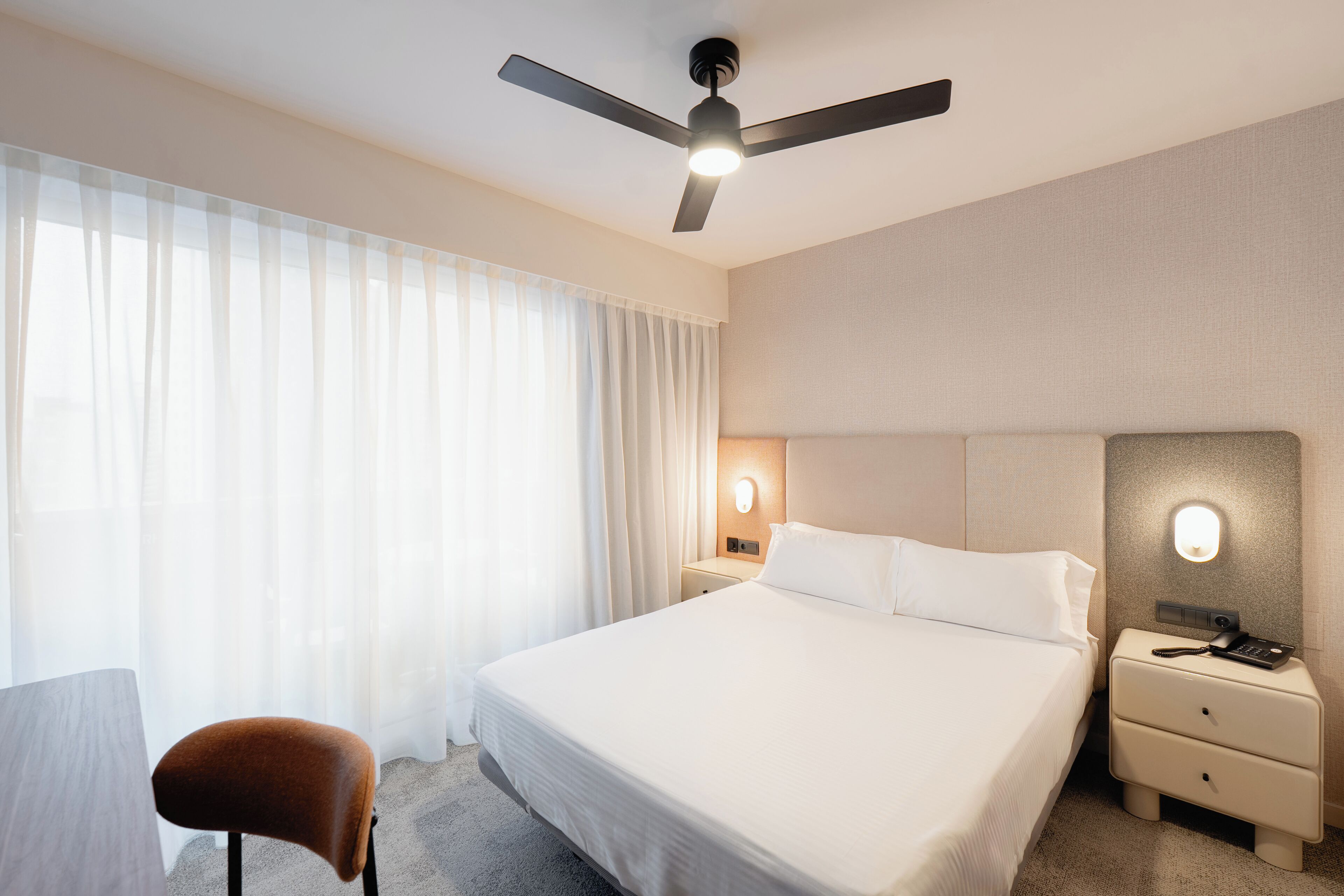 Enkelrum - terrass - utsikt mot staden | Minibar, värdeförvaringsskåp på rummet och skrivbord