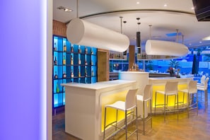 Salón en el lobby, con vista a la piscina