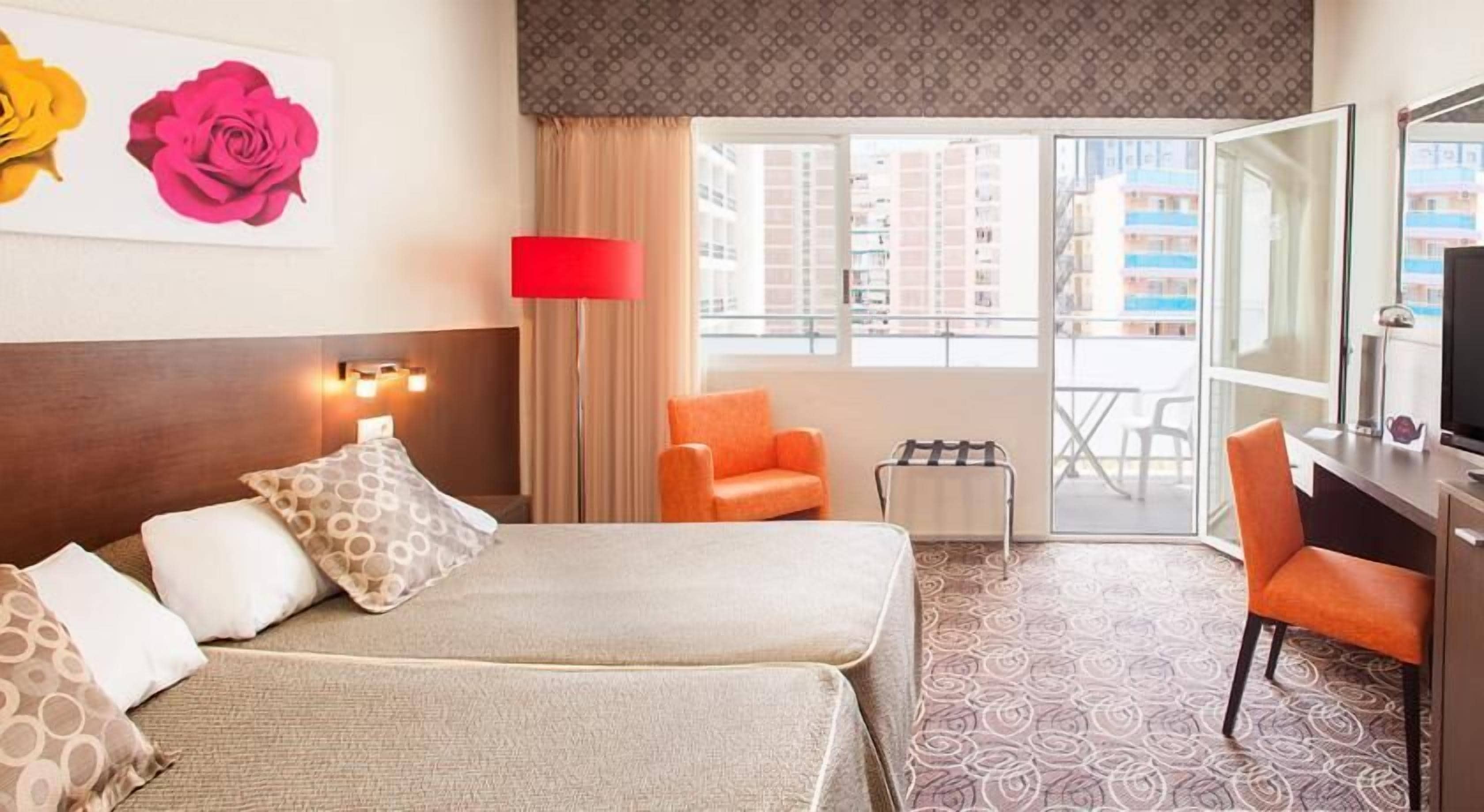 Een minibar, een kluis op de kamer, een bureau, verduisterende gordijnen