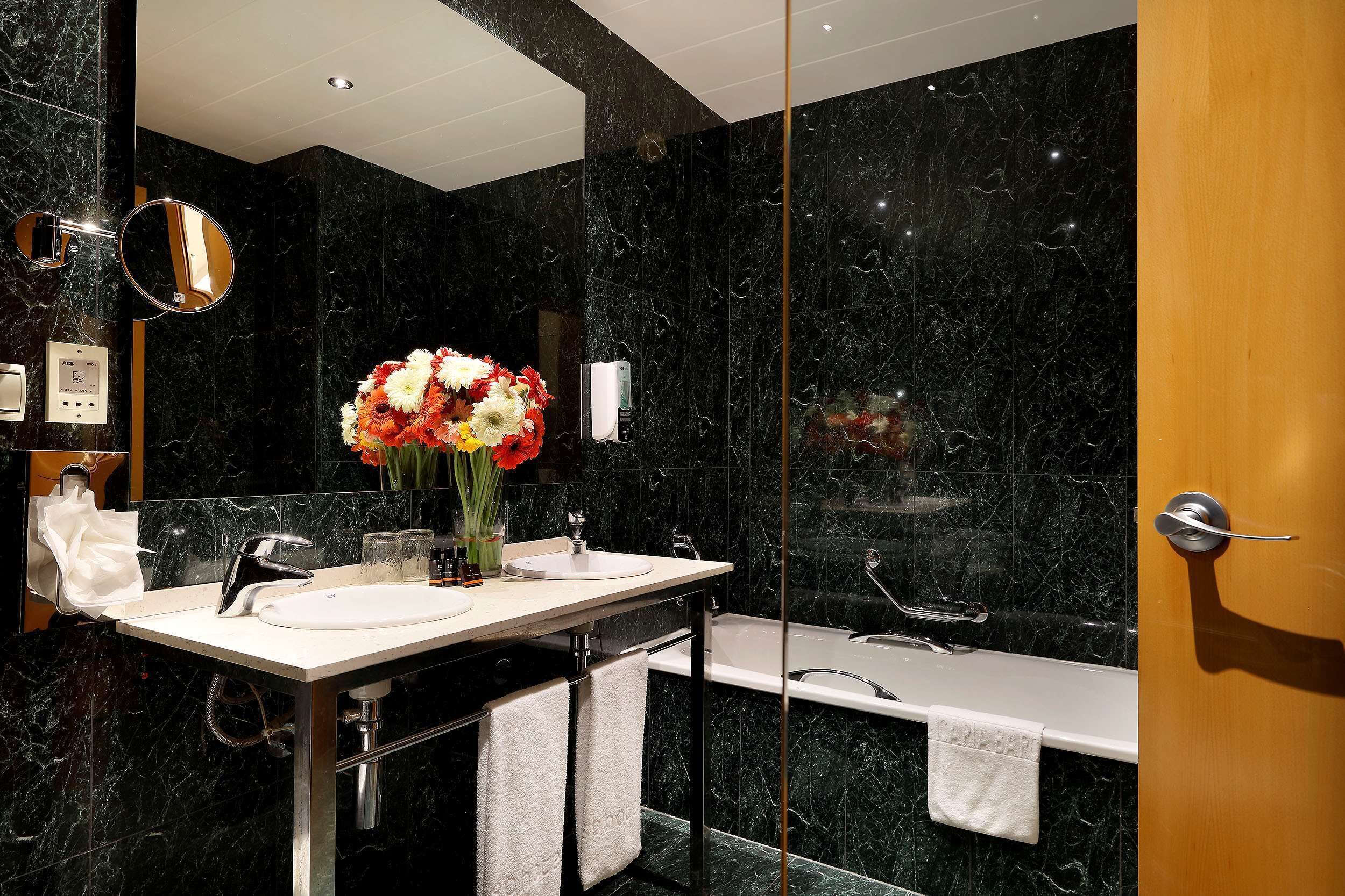 Suite, 1 Queen Bed | 1 bedroom, hypo-allergenic bedding, minibar, in-room safe