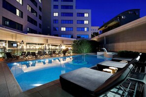 Piscine extérieure en saison, chaises longues