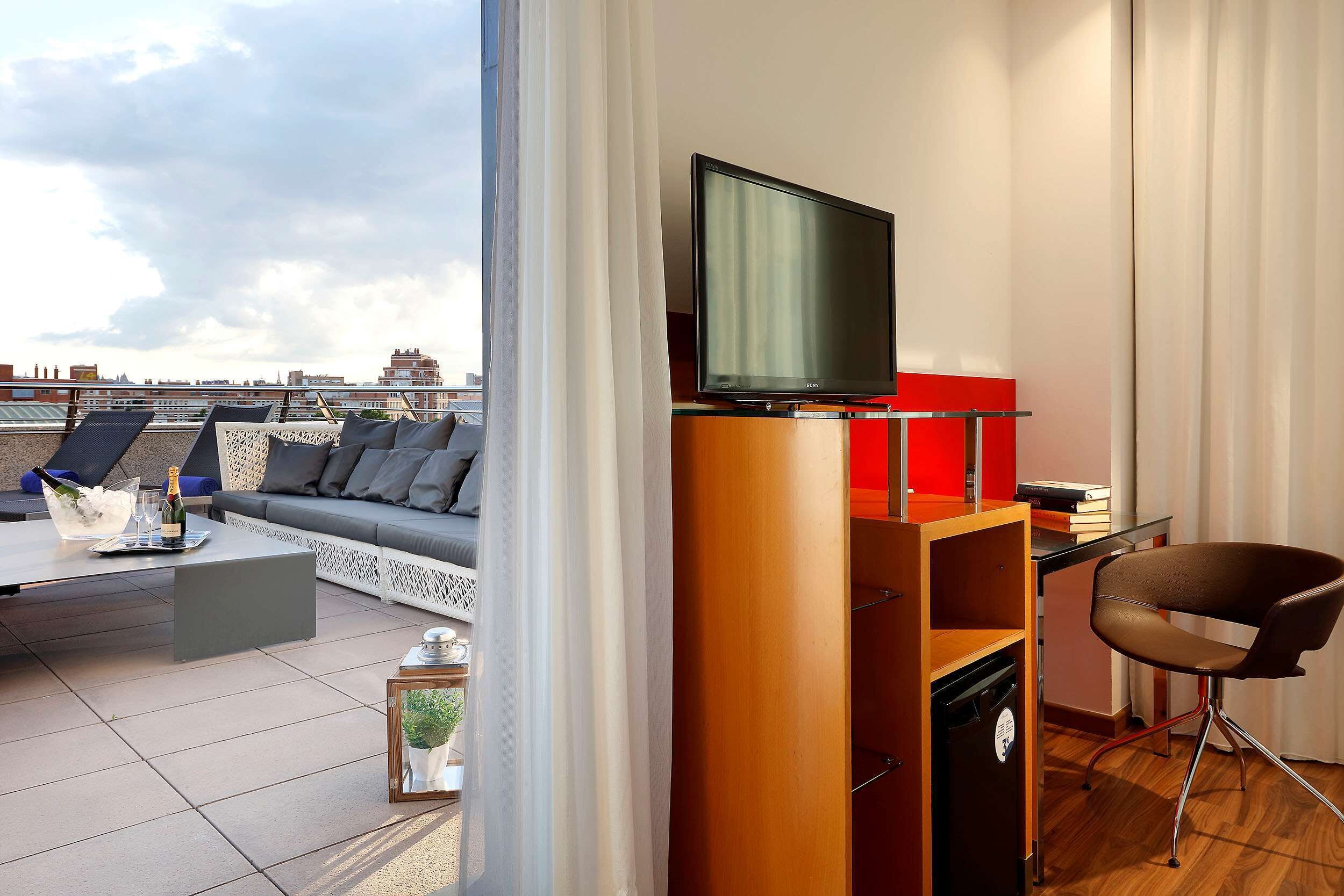 hypo-allergenic bedding, minibar, in-room safe, desk