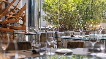 Serviço de café da manhã, almoço, jantar; vistas para a piscina