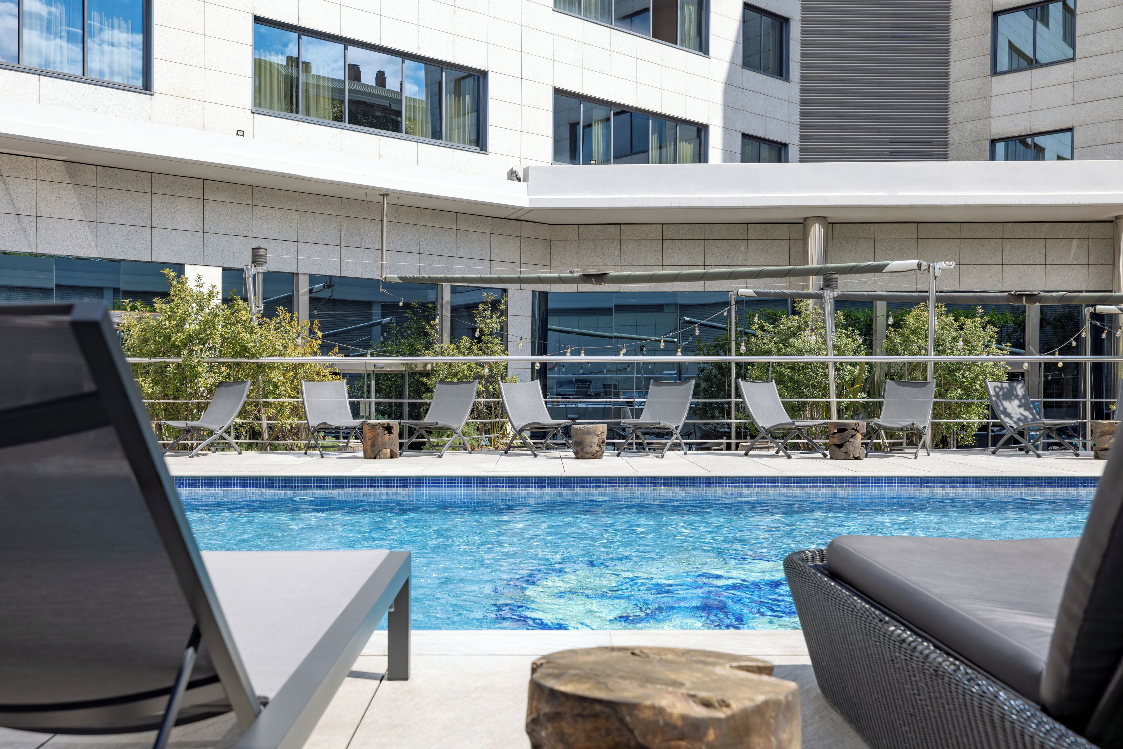 Piscina externa sazonal, espreguiçadeiras