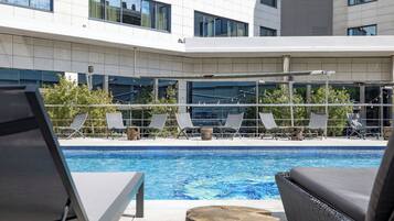 Piscina externa sazonal, espreguiçadeiras