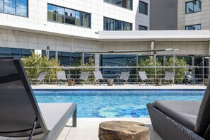 Kauden mukainen ulkouima-allas, aurinkotuoleja