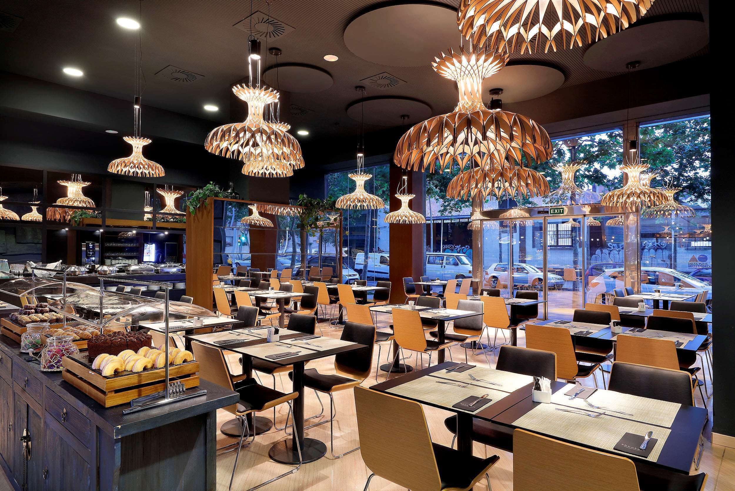 Se sirven desayunos, almuerzos y cenas; con vista a la piscina