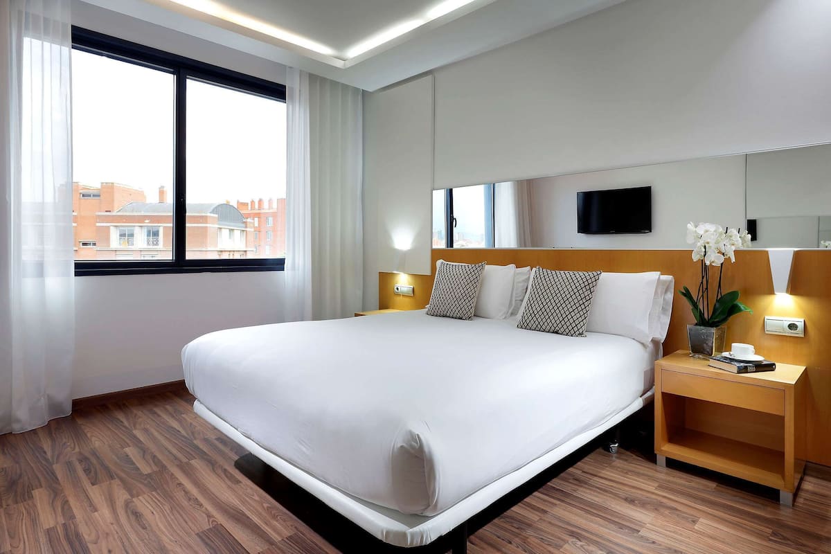 1 bedroom, hypo-allergenic bedding, minibar, in-room safe