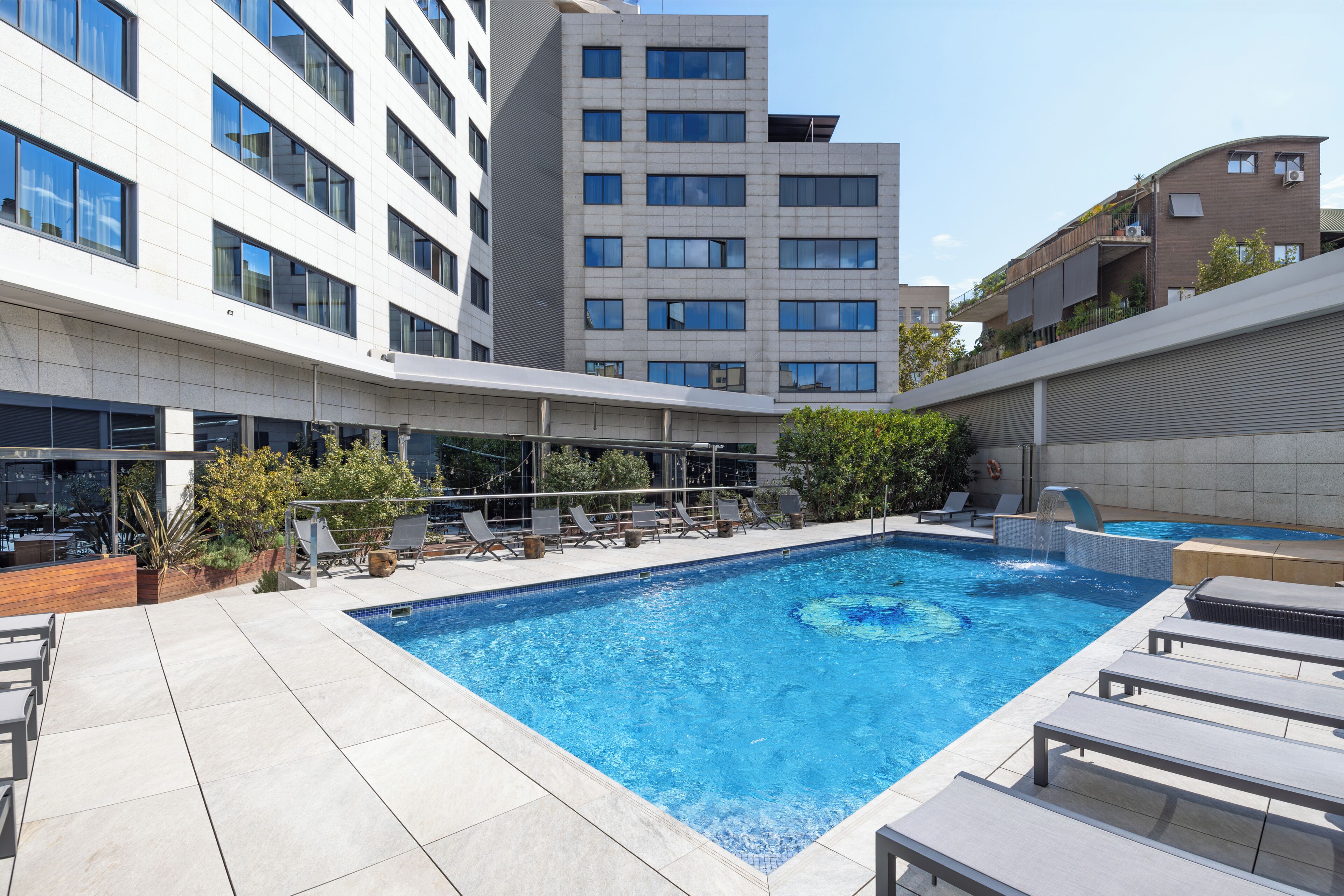 Una piscina al aire libre de temporada, tumbonas