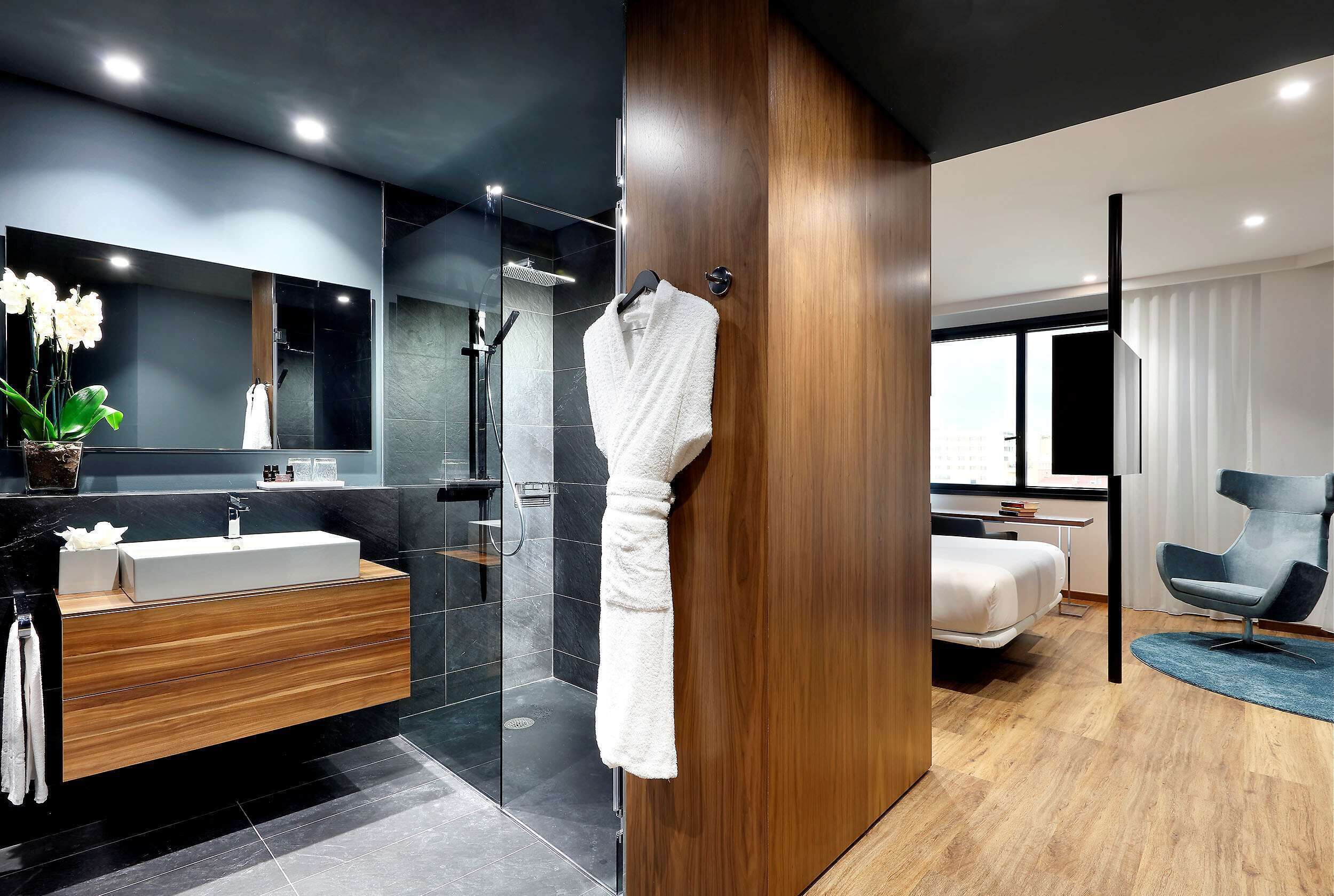 hypo-allergenic bedding, minibar, in-room safe, desk