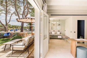 Ropa de cama de alta calidad, colchones con pillow-top y minibar 