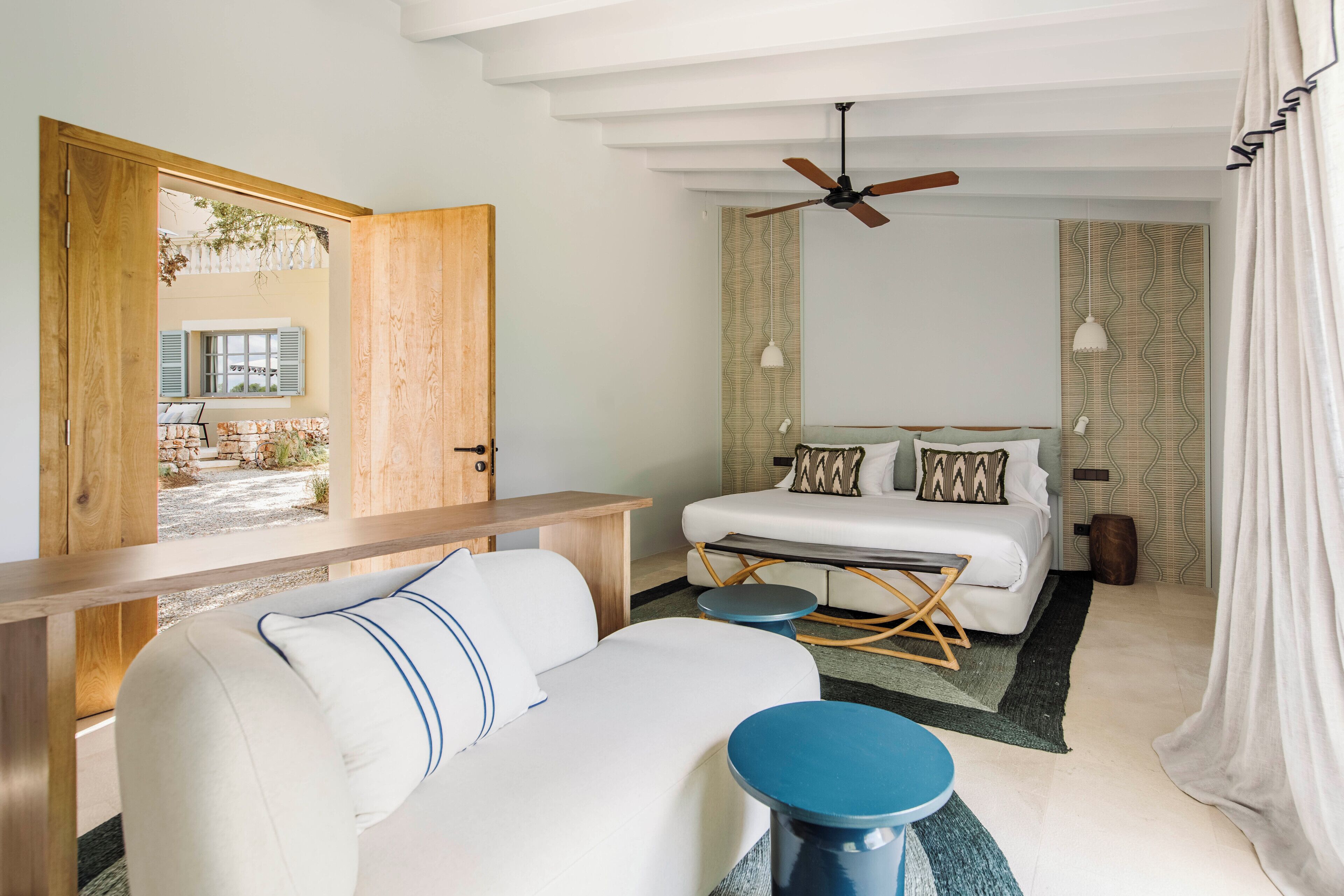 Ropa de cama de alta calidad, colchones con pillow-top y minibar 