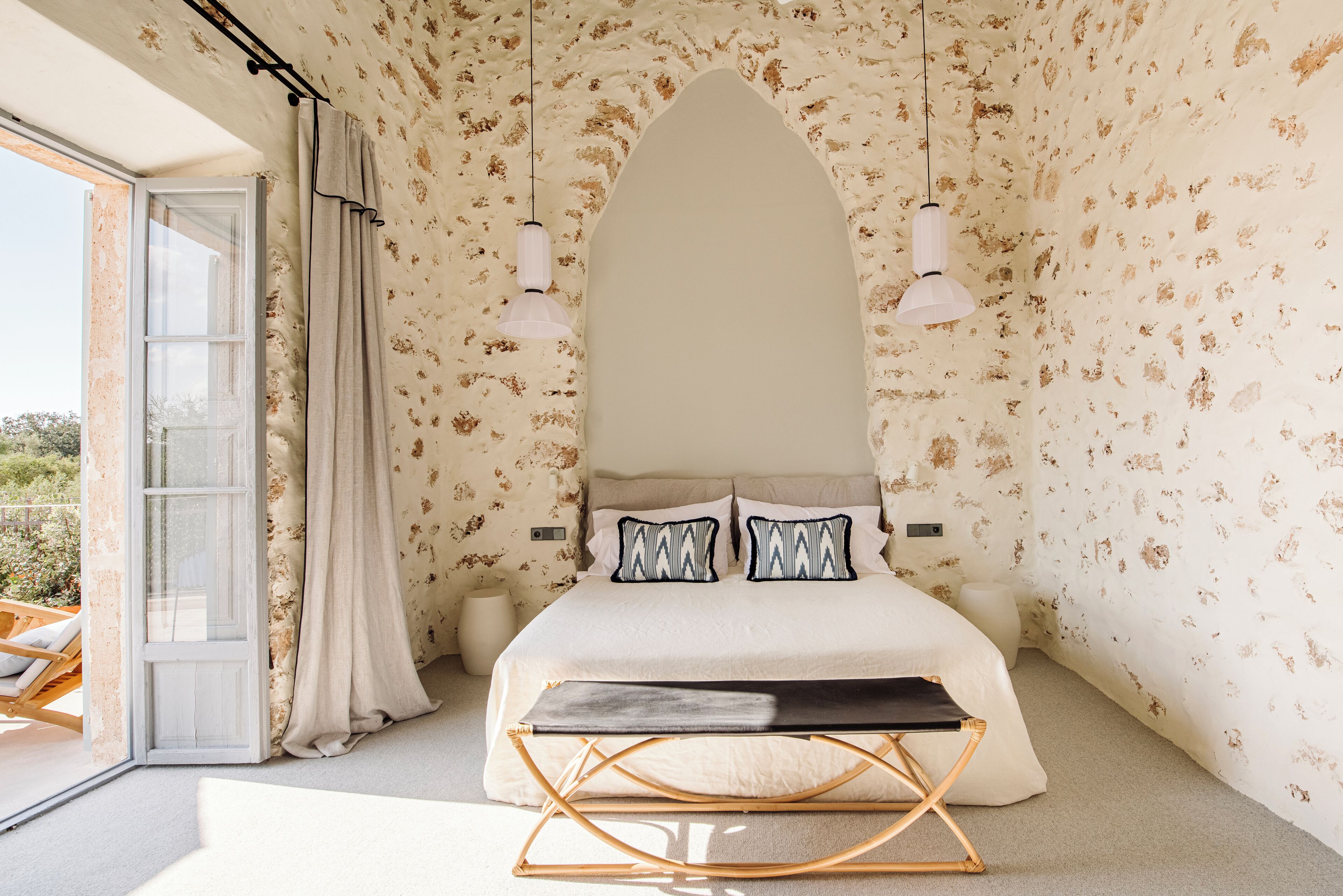 Junior suite, terras, uitzicht op tuin | Luxe beddengoed, pillowtop-bedden, een minibar, een kluis op de kamer