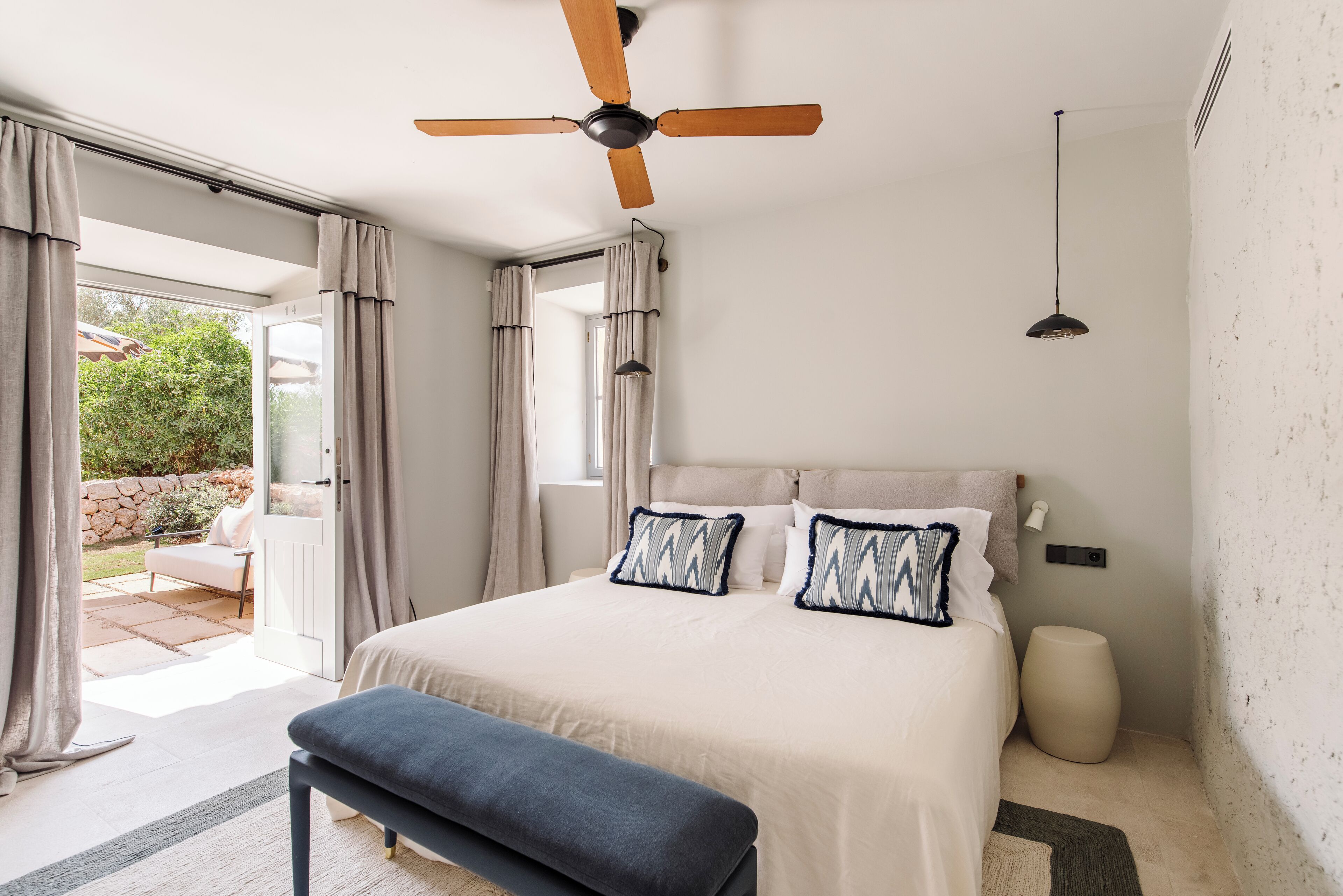 Tweepersoonskamer, terras | Luxe beddengoed, pillowtop-bedden, een minibar, een kluis op de kamer