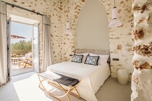 Ropa de cama de alta calidad, colchones con pillow-top y minibar 