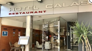 تفاصيل الفندق من الخارج