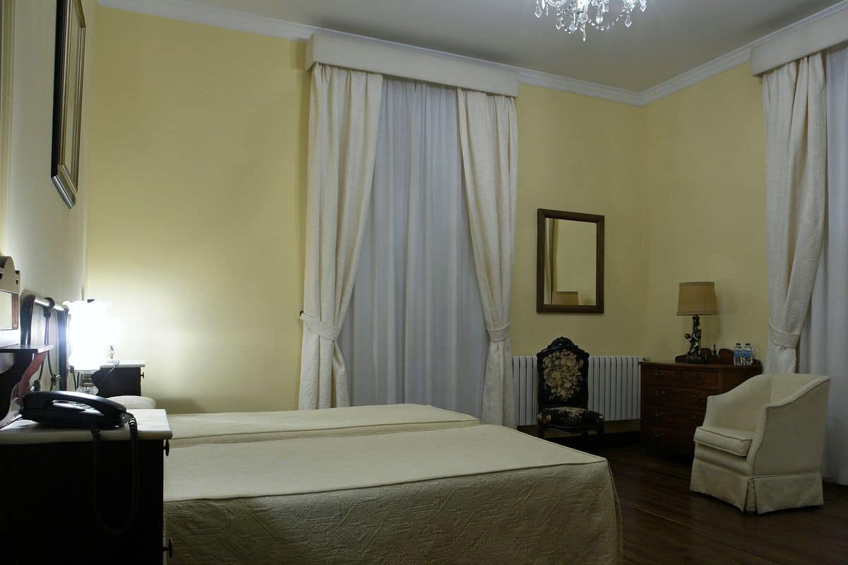 Traditional Double Room, 1 Katil Kelamin (Double) atau 2 Katil Bujang (Single) | Peti besi dalam bilik, dihias secara berasingan