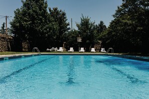 Seasonal outdoor pool, sun loungers - Pazo Almuzara (Boboras)