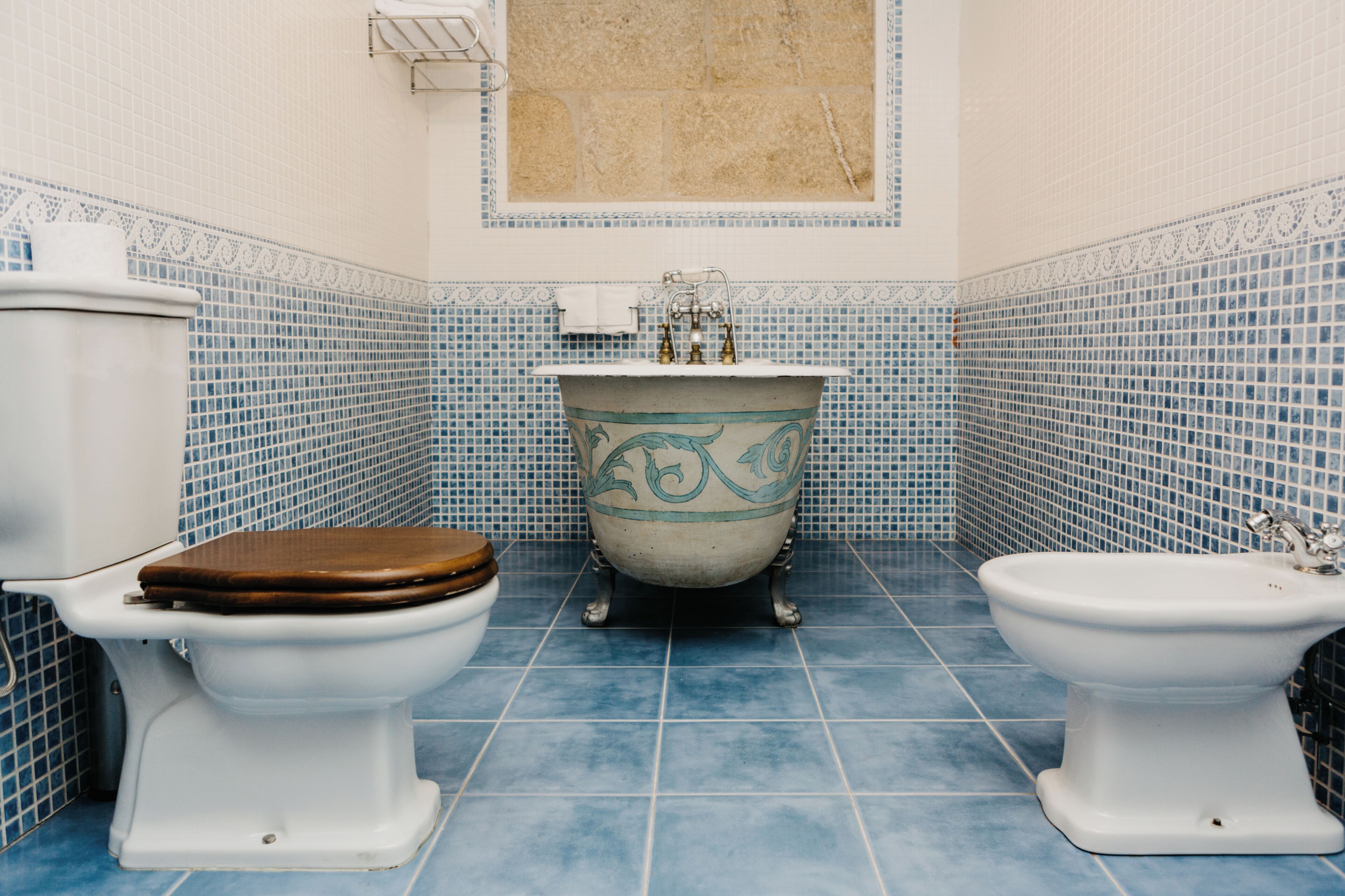 Un baño con inodoro, bidé y bañera.