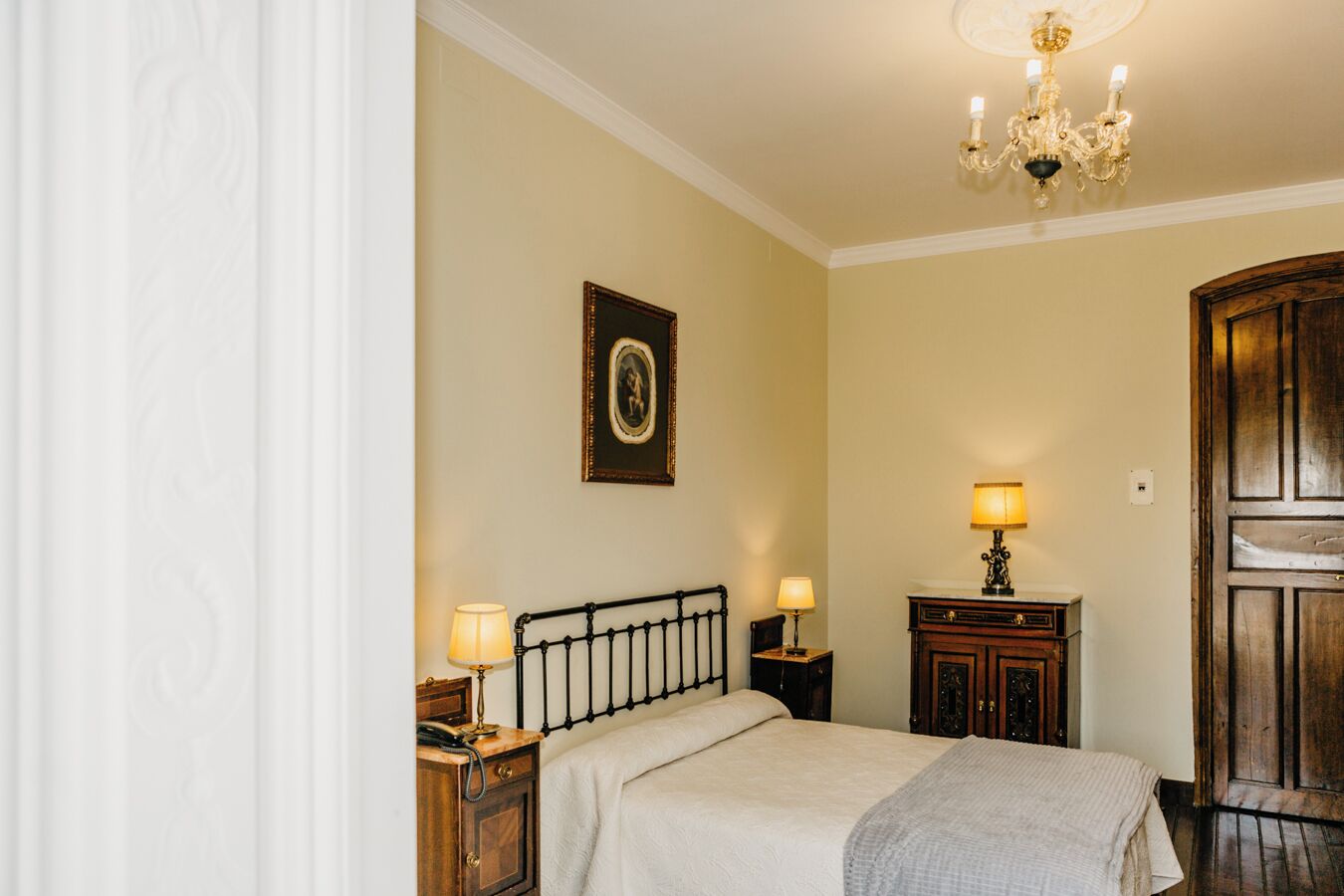 Traditionele tweepersoonskamer, 1 tweepersoonsbed of 2 eenpersoonsbedden | Een kluis op de kamer, individueel gedecoreerd, individueel gemeubileerd
