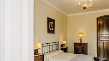 Traditionele tweepersoonskamer, 1 tweepersoonsbed of 2 eenpersoonsbedden | Een kluis op de kamer, individueel gedecoreerd, individueel gemeubileerd