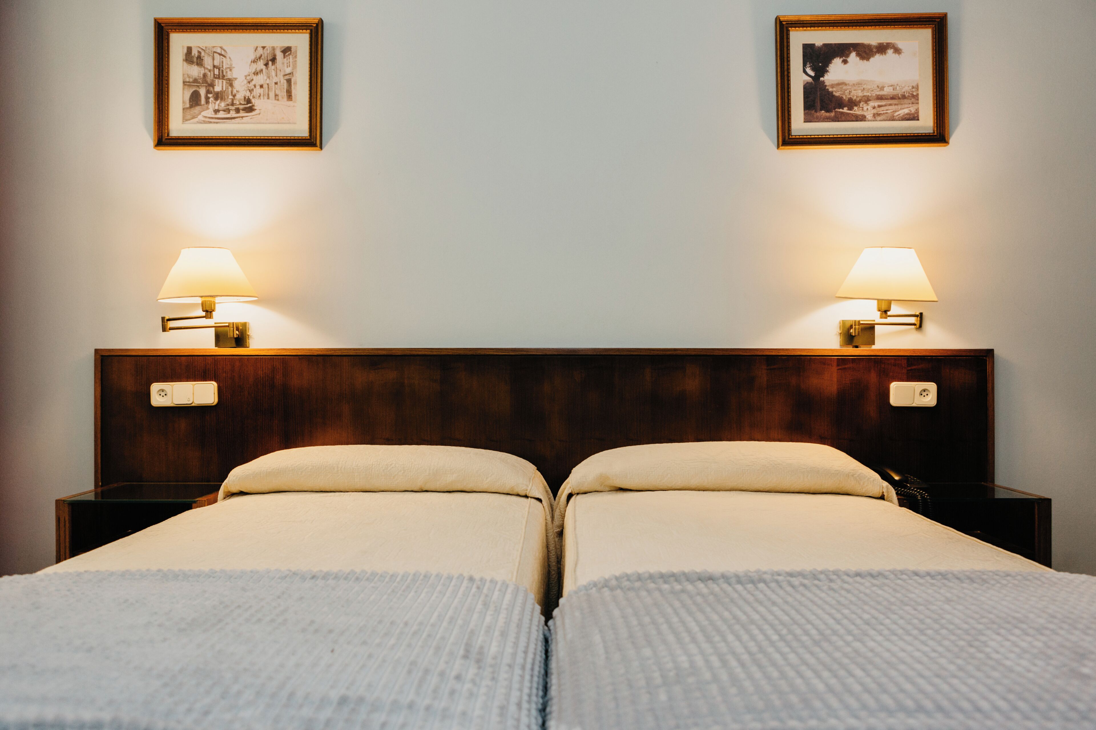 Economy kamer, 1 twee- of 2 eenpersoonsbedden, bijgebouw | Een kluis op de kamer, individueel gedecoreerd, individueel gemeubileerd