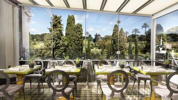 TĂ€gliches FrĂŒhstĂŒcksbuffet (30 EUR pro Person)