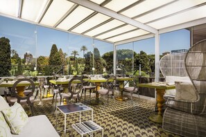 Se sirven desayunos, almuerzos, cenas y cocina local e internacional