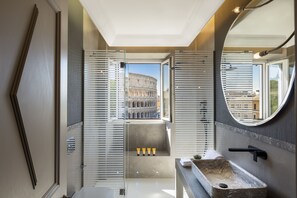 Ücretsiz banyo/kozmetik ürünleri, saç kurutma makinesi, bornoz, terlik 