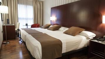 Habitación Doble con Cama Supletoria | Minibar, caja fuerte, escritorio y espacio para trabajar con un portátil
