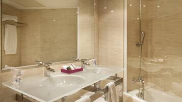 Badewanne, umweltfreundliche Kosmetikartikel, Haartrockner, Bidet
