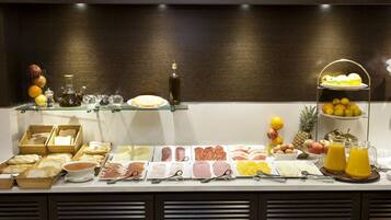 Dagelijks ontbijtbuffet (EUR 12 per persoon)