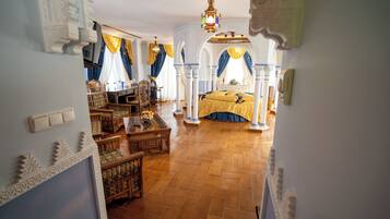 Design suite, 1 slaapkamer, toegankelijk voor mindervaliden, hot tub | Donzen dekbedden, een bureau, een laptopwerkplek