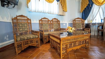 Suite de diseñador, 1 habitación, con acceso para personas discapacitadas, hidromasaje | Área de sala de estar | Televisión