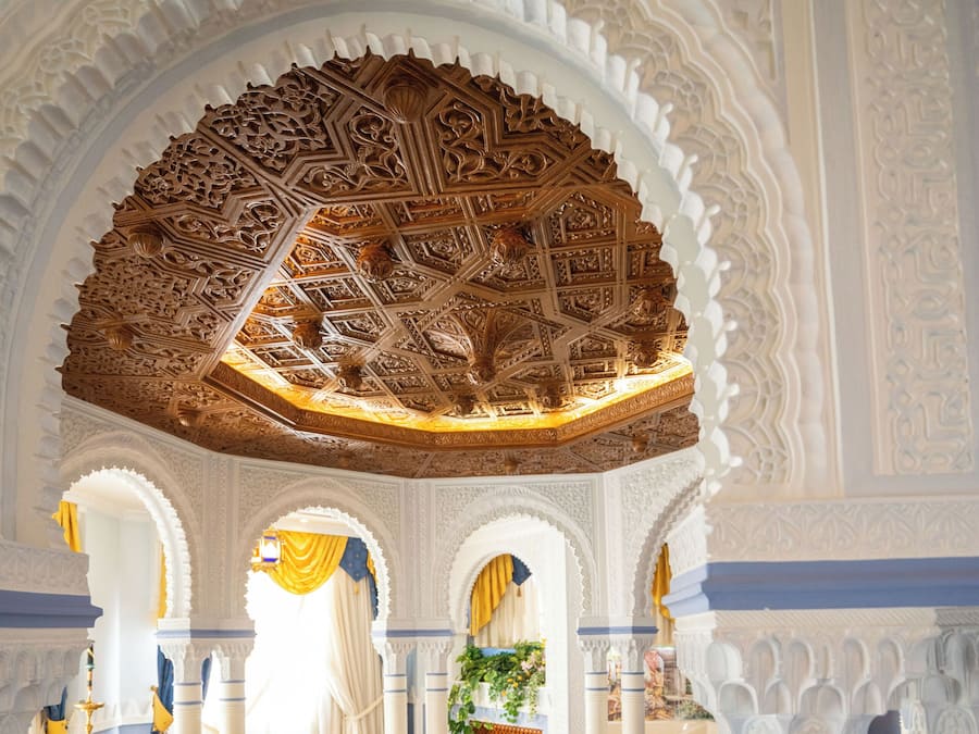 Cubrecamas, escritorio y espacio para trabajar con laptop