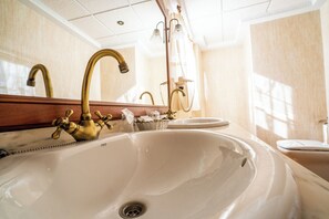 Suite de diseñador, 1 habitación, con acceso para personas discapacitadas, hidromasaje | Baño | Amenidades de baño gratuitas, secadora de cabello, bidet, toallas 