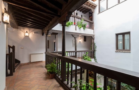 Terrace/patio. Casa del Capitel Nazari Hotel