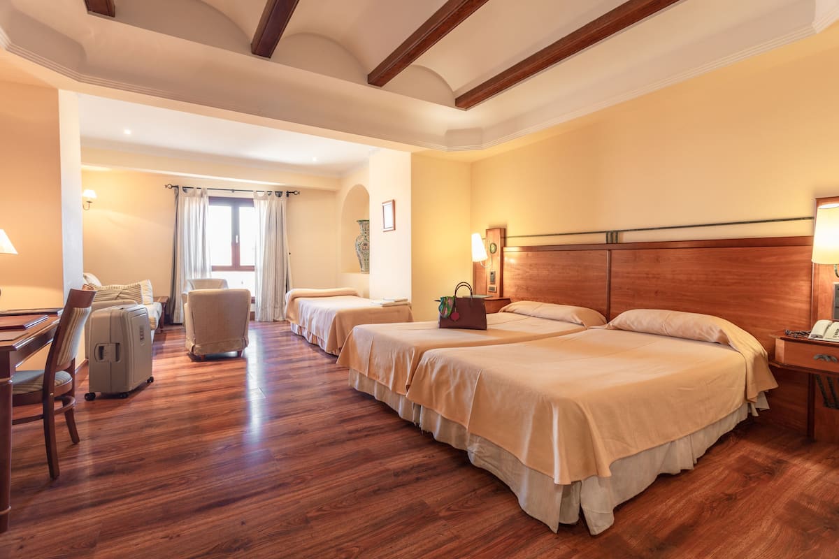 雙床房 (Extra bed, 3 ADULTS) | 迷你吧、房內夾萬 、免費 Wi-Fi、床單