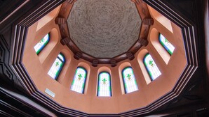Un interior circular con ventanas octogonales y una cúpula central.