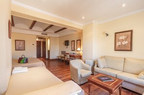 Minibar, caja de seguridad en la habitación, wifi gratis y ropa de cama 