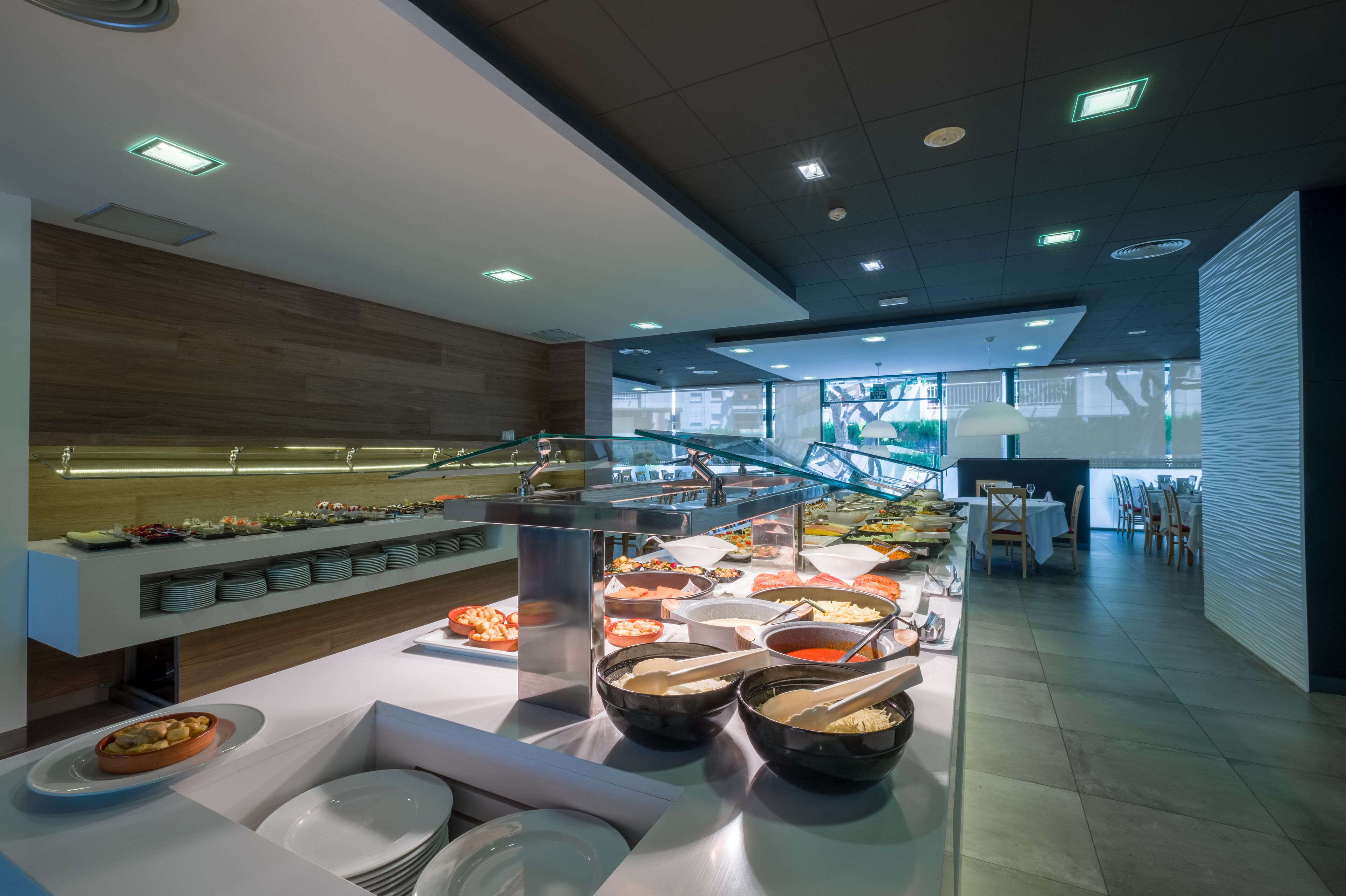 บริการอาหารเช้า อาหารกลางวัน และอาหารเย็น