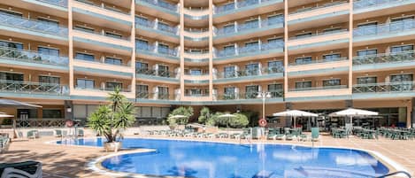 Hồ bơi ngoài trời phục vụ theo mùa, dù/ô trên bãi biển/hồ bơi