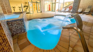 A hot tub area with tiled flooring and a glass wall. - Hotel California Palace (Salou)