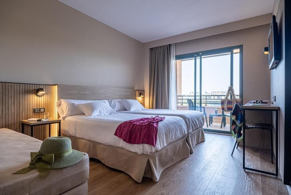 Minibar, desk, free WiFi, bed sheets